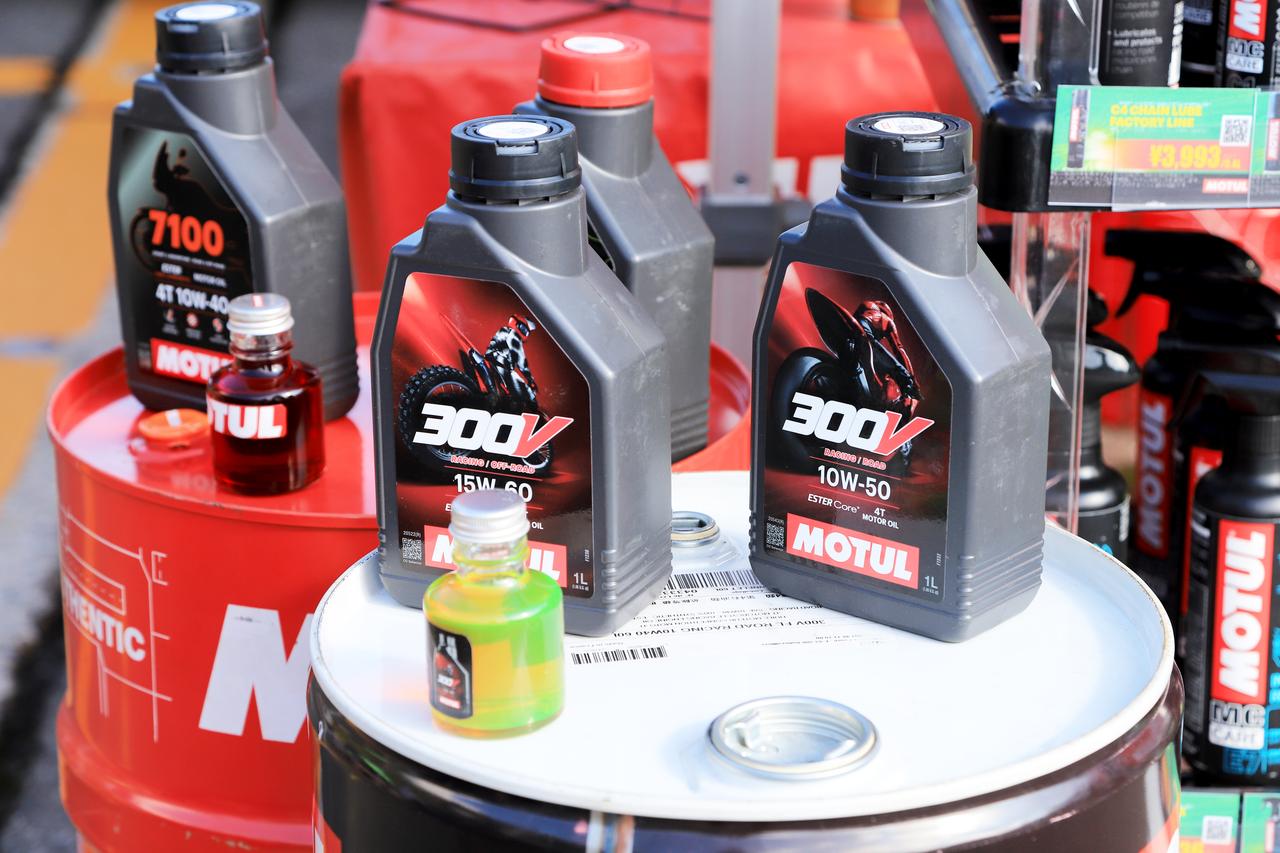 画像2: ▲モチュールジャパンブース。カワサキと共同開発したエンジンオイルを展示! スタッフの方に愛車にぴったりの製品を尋ねられるいい機会でした。