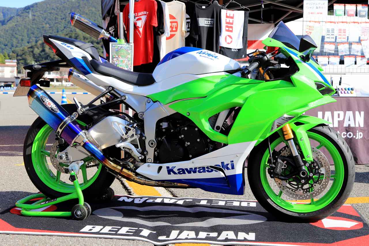 画像2: ▲BEET JAPANブース。マフラーをはじめさまざまなカスタムパーツを装着したNinja ZX-6R 40th Anniversary EditionとZ H2の2台を展示。BEETはグッズもおしゃれです。