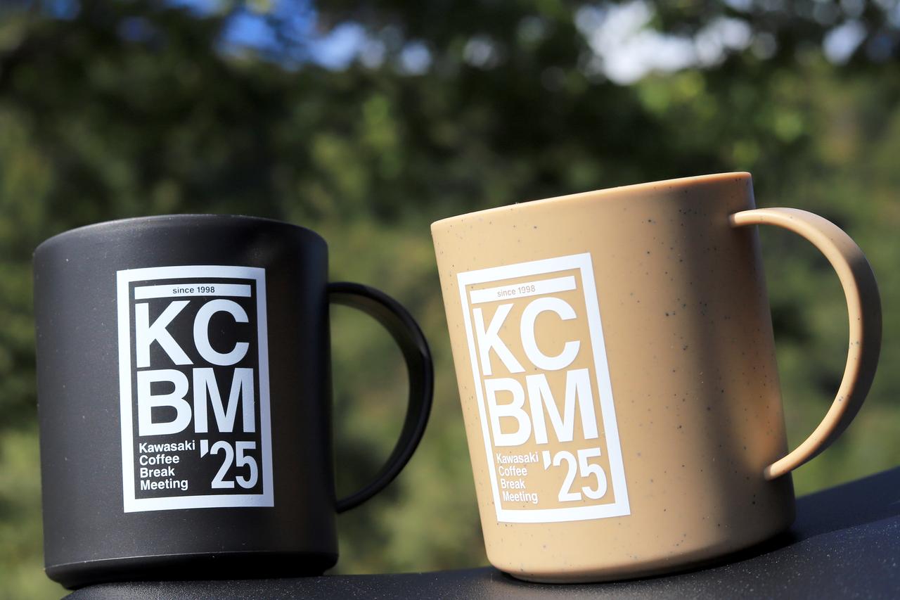 画像: ▲軽量な樹脂製「フィールドマグカップ」は、ベージュとブラックの2色が展開され、KAZE会員価格800円、一般価格1000円で販売されました。