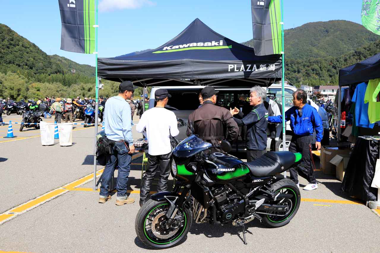 画像: ▲カワサキ プラザ新潟ブース。Z900RS CAFEを展示し、カワサキプラザアパレルの販売も行なっていました。