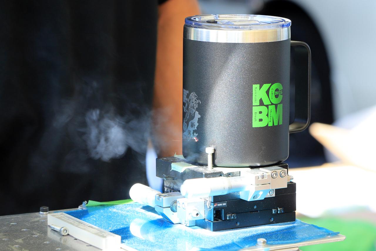 画像3: ▲NIGHT★WALKERブース。オリジナルデザインのドッグタグの販売とともに、マグカップにレーザープリントするサービスが人気を呼んでいました。