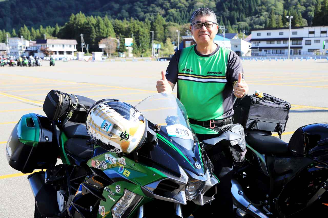 画像: ▲KCBM新潟の「一番乗り」さん。ゲートオープンまでは、同じく早く着いた人たちと語らっていたそうです。