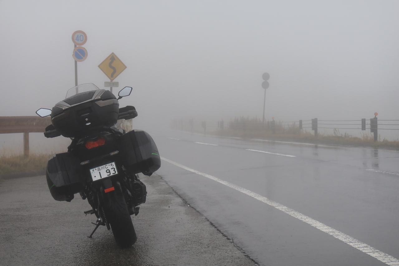画像1: ▲志賀草津道路・山田峠付近。今日の雨も道の東側へと流れ落ちれば、太平洋へ。西側に流れれば、日本海へと向かうことになる。雨の日に立つことで、分水嶺は運命の分かれ道なのだとリアルに感じた。
