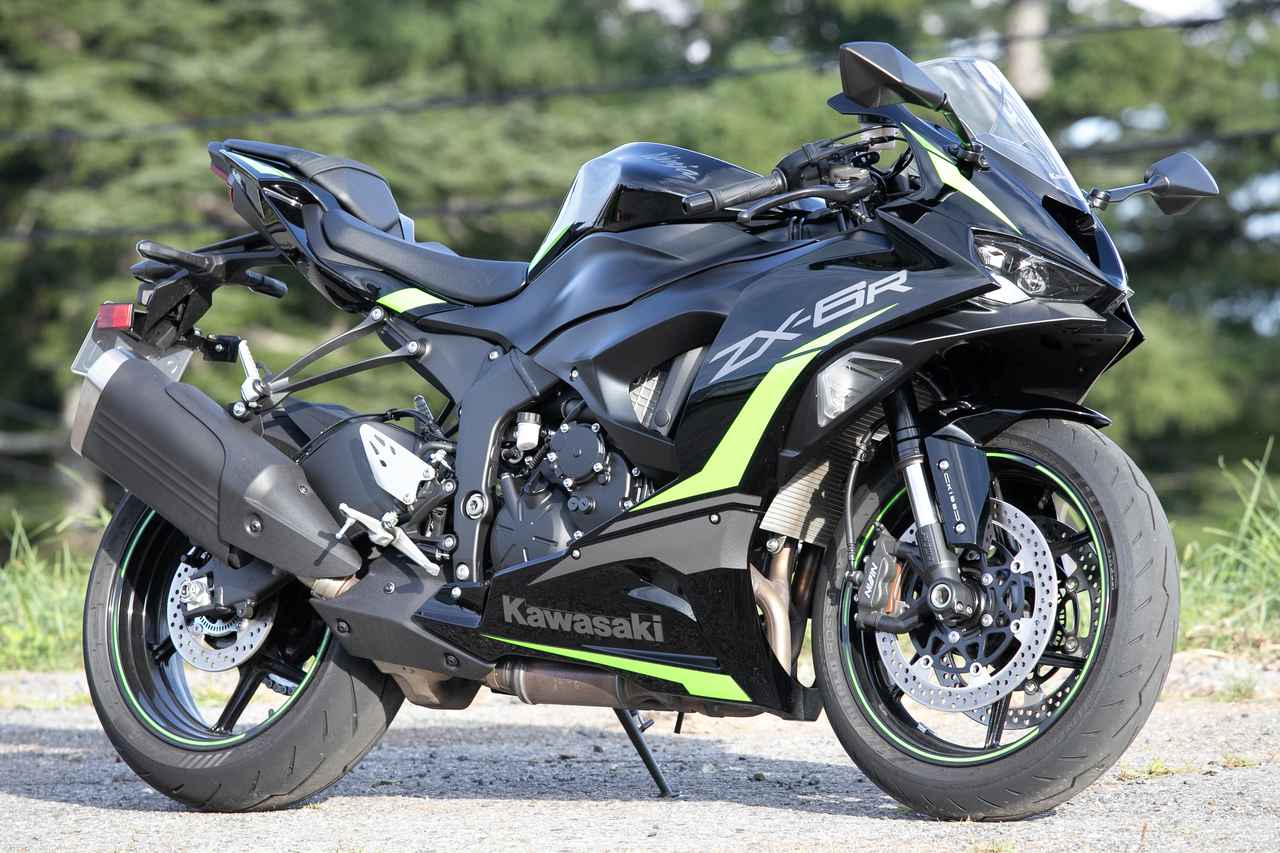 画像: Kawasaki Ninja ZX-6R 総排気量:636cc エンジン形式:水冷4ストロークDOHC4バルブ並列4気筒 シート高:830mm 車両重量:199kg 2026年モデル発売日:2025年8月26日 2026年モデル税込価格:159万5000円 撮影車両は2025年モデルです。