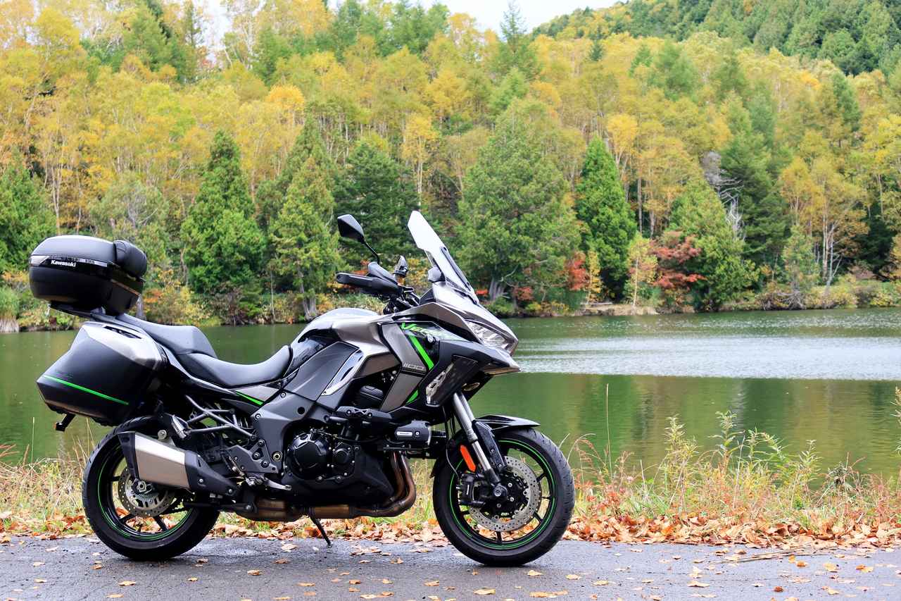 画像1: ▲木戸池・標高1640m。こちらは見頃の一歩手前か、やや色が浅い。湖畔に車両をおいて写真が撮れる貴重なスポット。