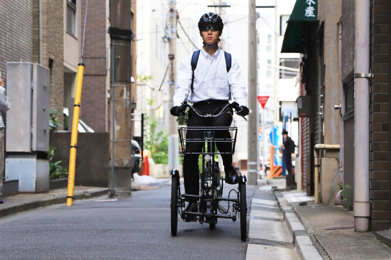 画像: ▲リーン機構のおかげで、路面に左右の傾斜がある状況でも安定走行可能です。