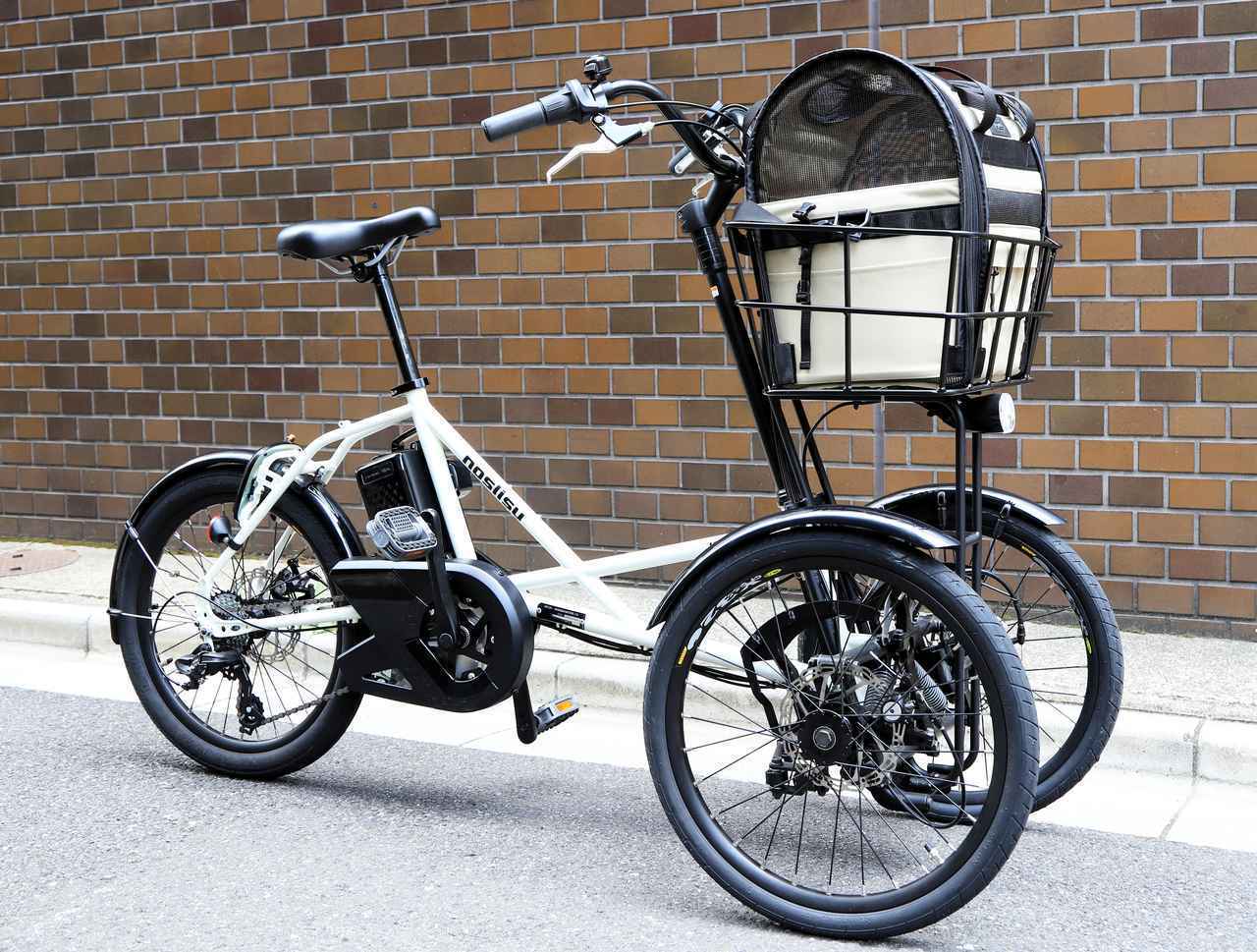 画像: 荷物の盗難が心配な方でも安心な前かごを標準装備。最大20kgまで積載できます。載せているバッグはアクセサリーパーツとして用意されているものです。