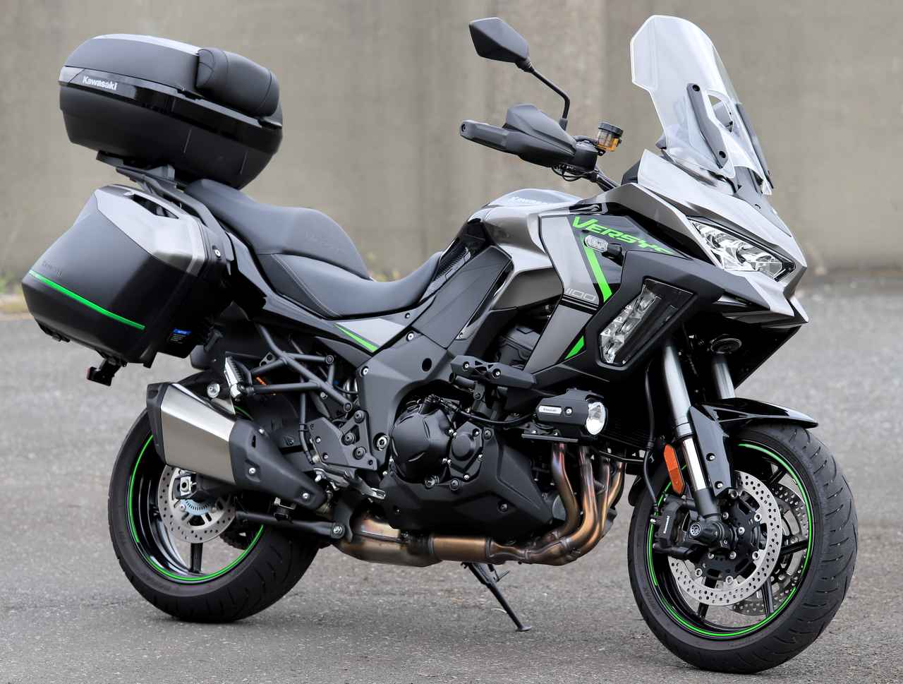 画像: Kawasaki VERSYS 1100 SE 2025年モデル 総排気量:1098cc エンジン形式:水冷4ストロークDOHC4バルブ並列4気筒 シート高:820mm 車両重量:260kg 発売日:2025年4月12日(土) 税込価格:209万円 ※撮影車両はケース類やフォグランプなどアクセサリーパーツを装着しています。