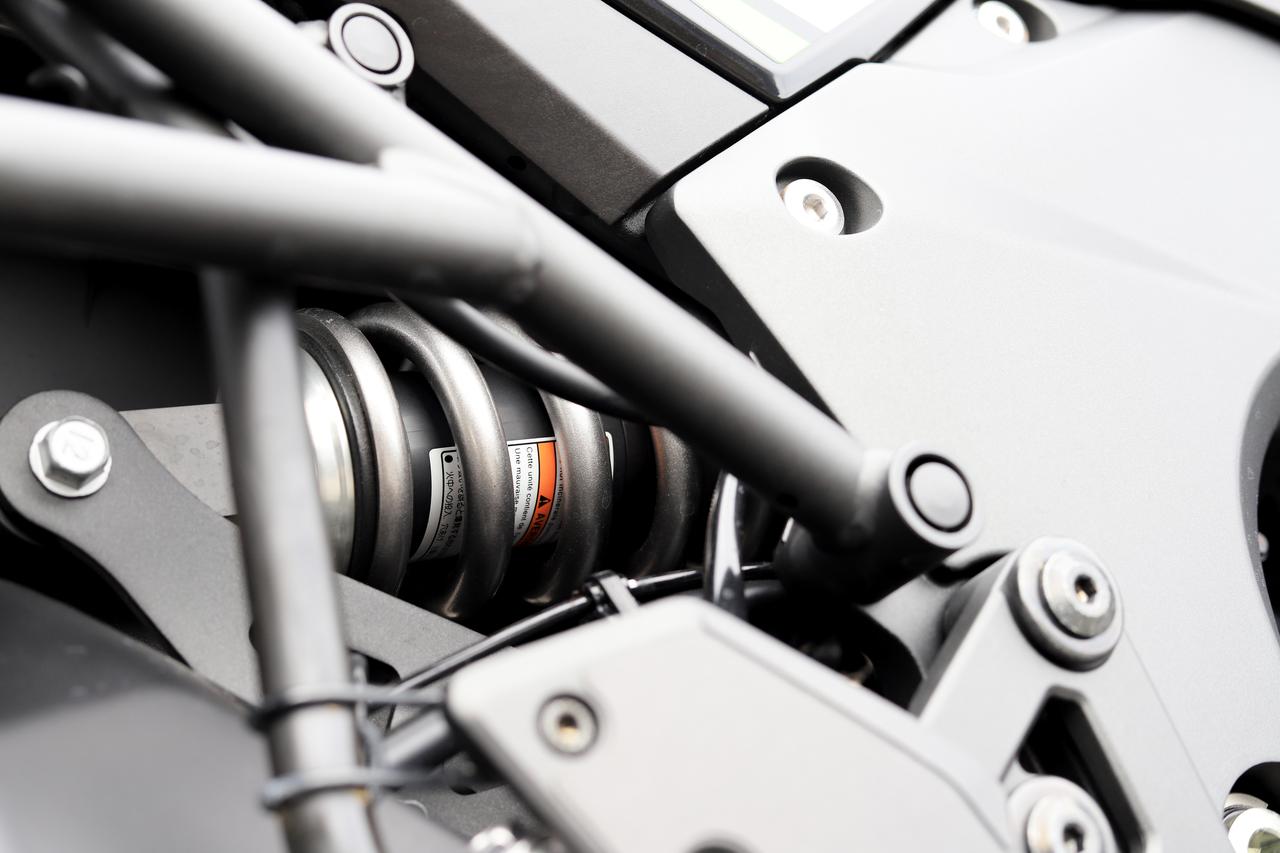 画像: ▲リアショックはマスの集中化にも貢献するホリゾンタルバックリンクタイプのSHOWA BFRC lite(バランスフリーリアクッションライト)を採用。