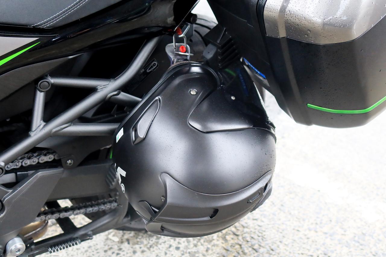 画像: ▲ヘルメットホルダーも標準装備。パニアケースを装着した際も使える位置に備わっています。