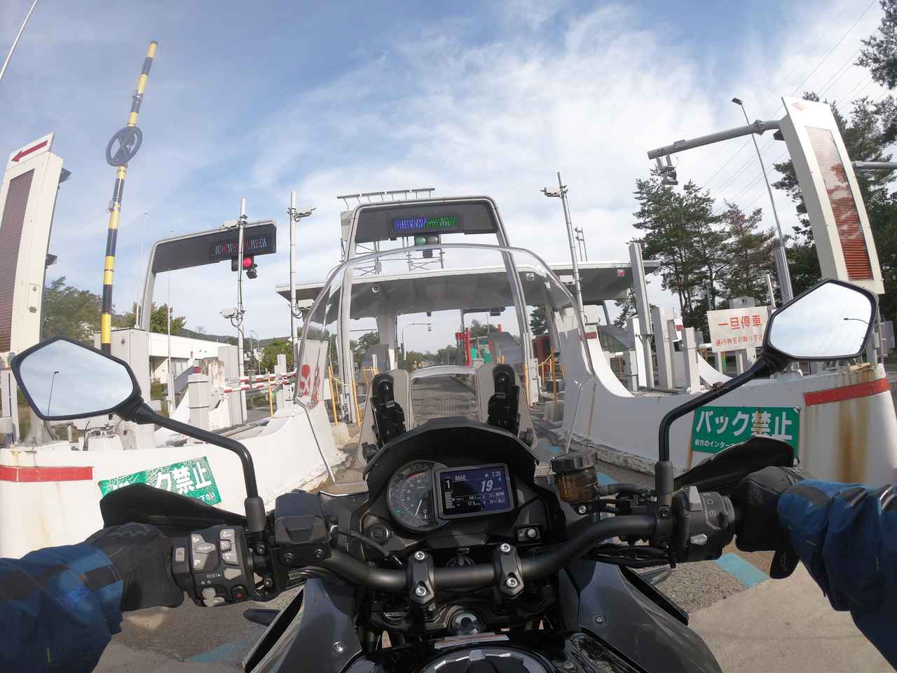 画像: ▲リアシートの下にはETC2.0車載器が格納されています。メーターにETCインジケーターが用意されているのも、純正・標準装備ならではの嬉しいポイントです。