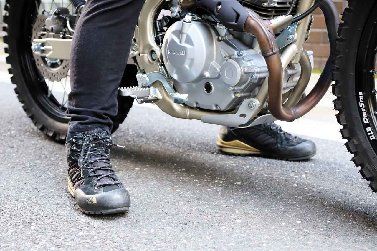 画像2: ▲身長175cm・体重75kgの筆者が跨った際の足つき性。両足かかとまで接地し車重も軽いため、跨った状態でも前進・後退は思いのまま。