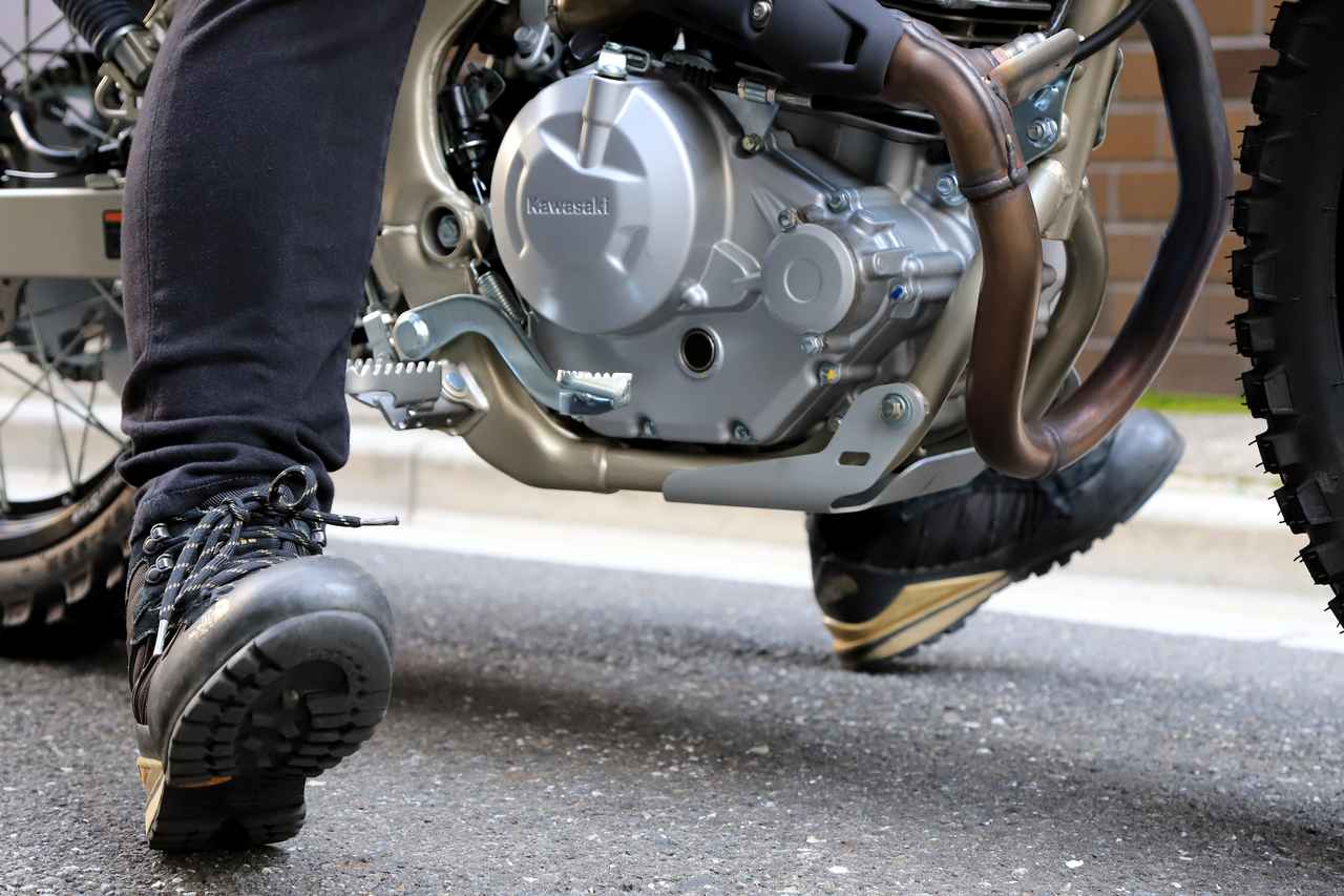 画像3: ▲身長175cm・体重75kgの筆者が跨った際の足つき性。両足かかとまで接地し車重も軽いため、跨った状態でも前進・後退は思いのまま。