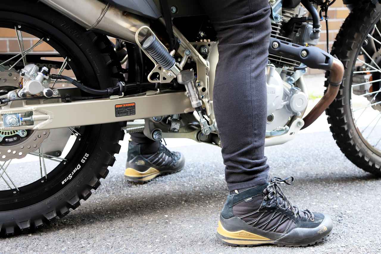 画像1: ▲身長175cm・体重75kgの筆者が跨った際の足つき性。両足かかとまで接地し車重も軽いため、跨った状態でも前進・後退は思いのまま。