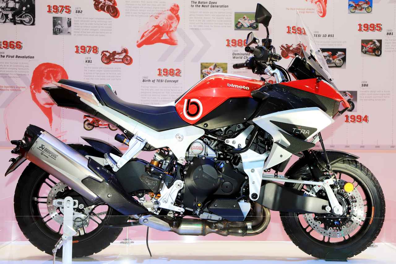画像: bimota Tesi H2 TERA 国内販売予定 ビモータ初のクロスオーバーモデル。今回、国内販売予定であることが初めて明言されました。独自のセンターハブステアリングシステムを備えたシャーシと998ccの4気筒スーパーチャージドエンジンを組み合わせた、個性的な一台です。 ▶▶▶Tesi H2 TERAの公式動画はこちら