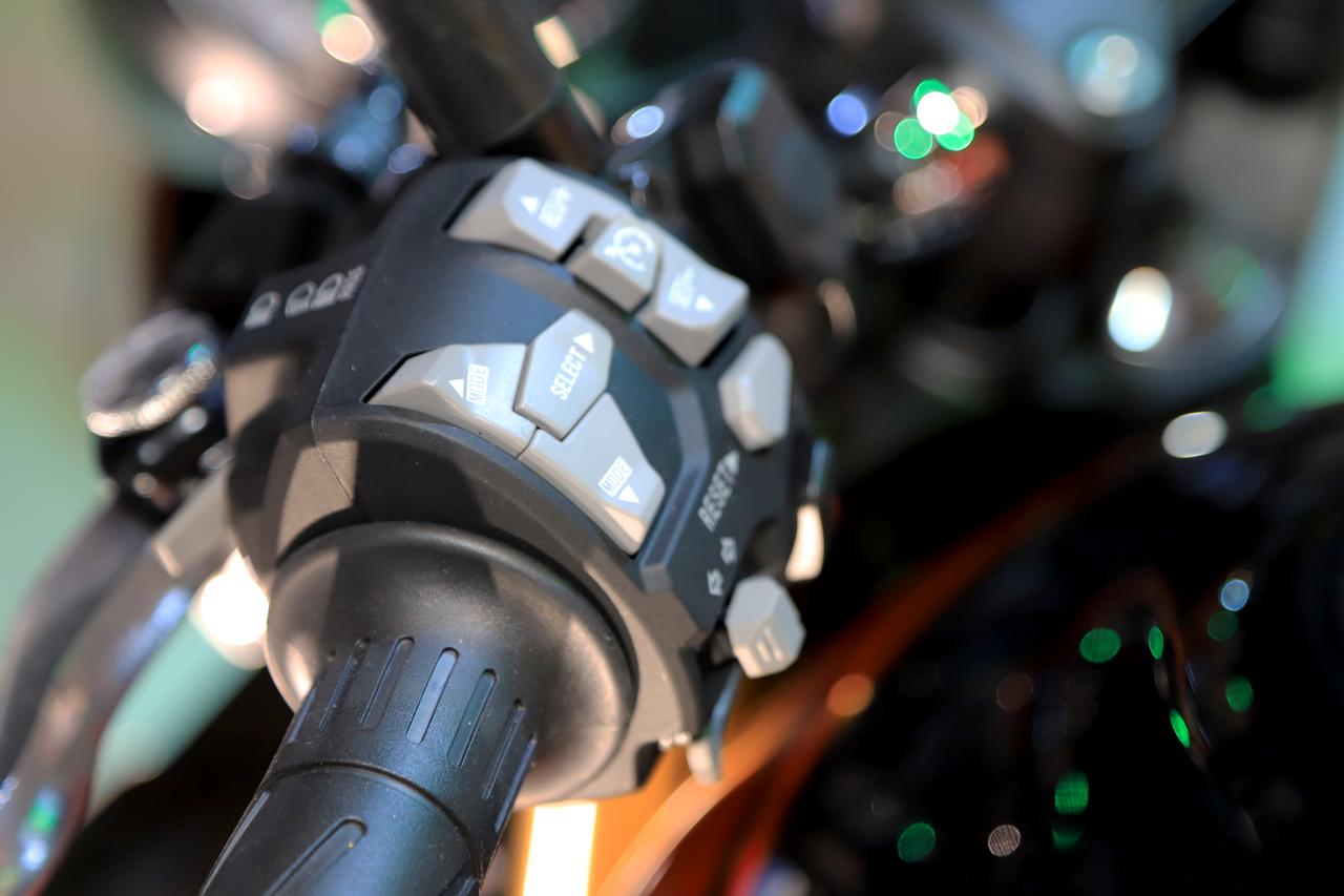 画像10: 新型「Z900RS」シリーズを世界初公開! Japan Mobility Show 2025のカワサキブースは見どころ満載|若月佑美さんはいち早く初公開モデルにタッチ