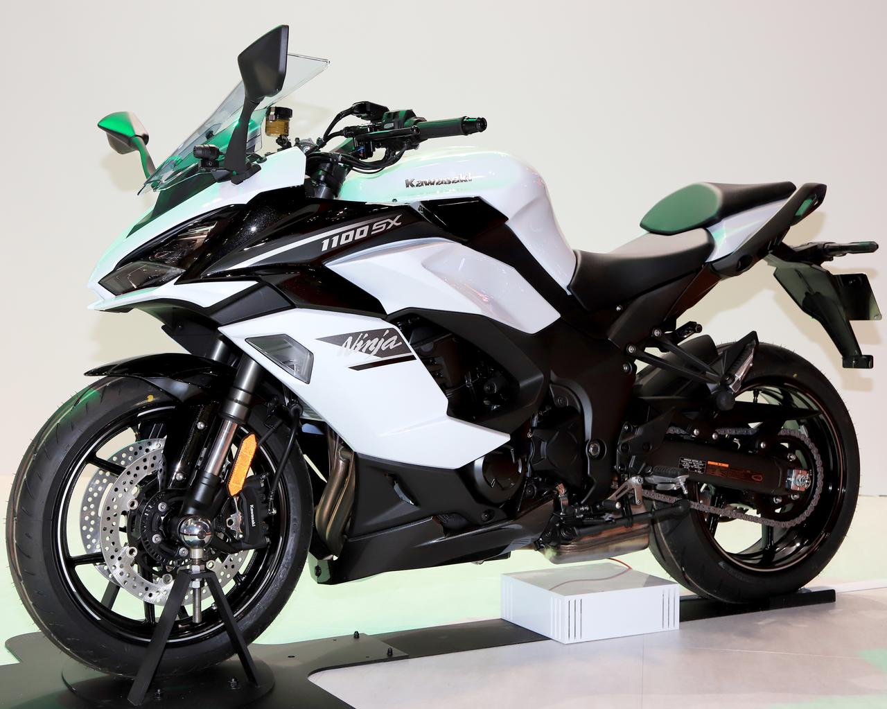 画像: Ninja 1100SX 国内販売モデル メーカー希望小売価格:1,771,000円(本体価格1,610,000円、消費税161,000円) ※カワサキケア、ETC2.0含む 排気量を従来モデルから拡大し車名も『1000』から『1100』になったスポーツツアラー。跨るだけでも、ロングランの快適性と、スポーツ走行時のアグレッシブさを両立したポジションだということが体感できるはず! ▶▶▶Ninja 1100SXの詳細はこちら