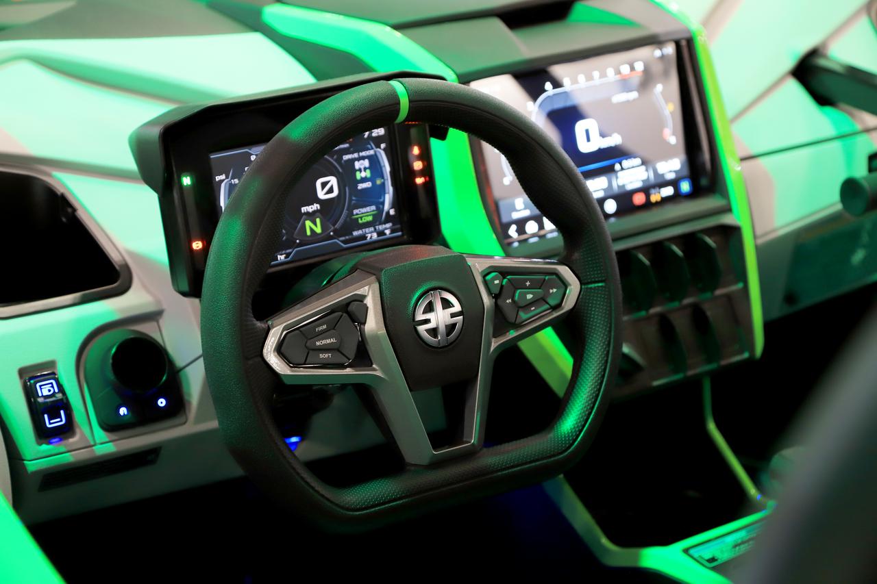 画像24: 新型「Z900RS」シリーズを世界初公開! Japan Mobility Show 2025のカワサキブースは見どころ満載|若月佑美さんはいち早く初公開モデルにタッチ