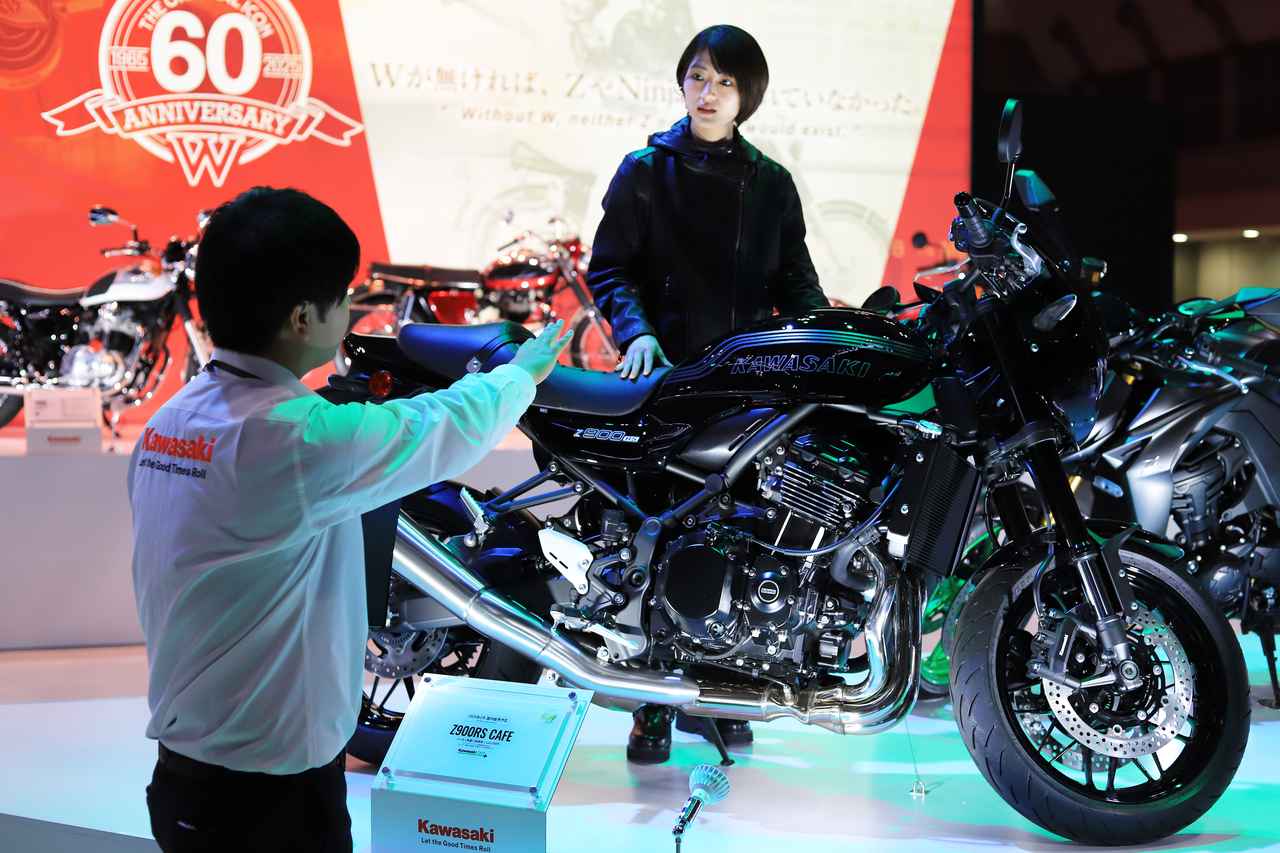 画像40: 新型「Z900RS」シリーズを世界初公開! Japan Mobility Show 2025のカワサキブースは見どころ満載|若月佑美さんはいち早く初公開モデルにタッチ