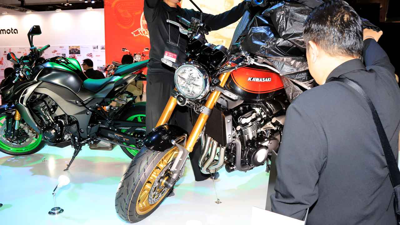 画像2: 新型「Z900RS」シリーズを世界初公開! Japan Mobility Show 2025のカワサキブースは見どころ満載|若月佑美さんはいち早く初公開モデルにタッチ
