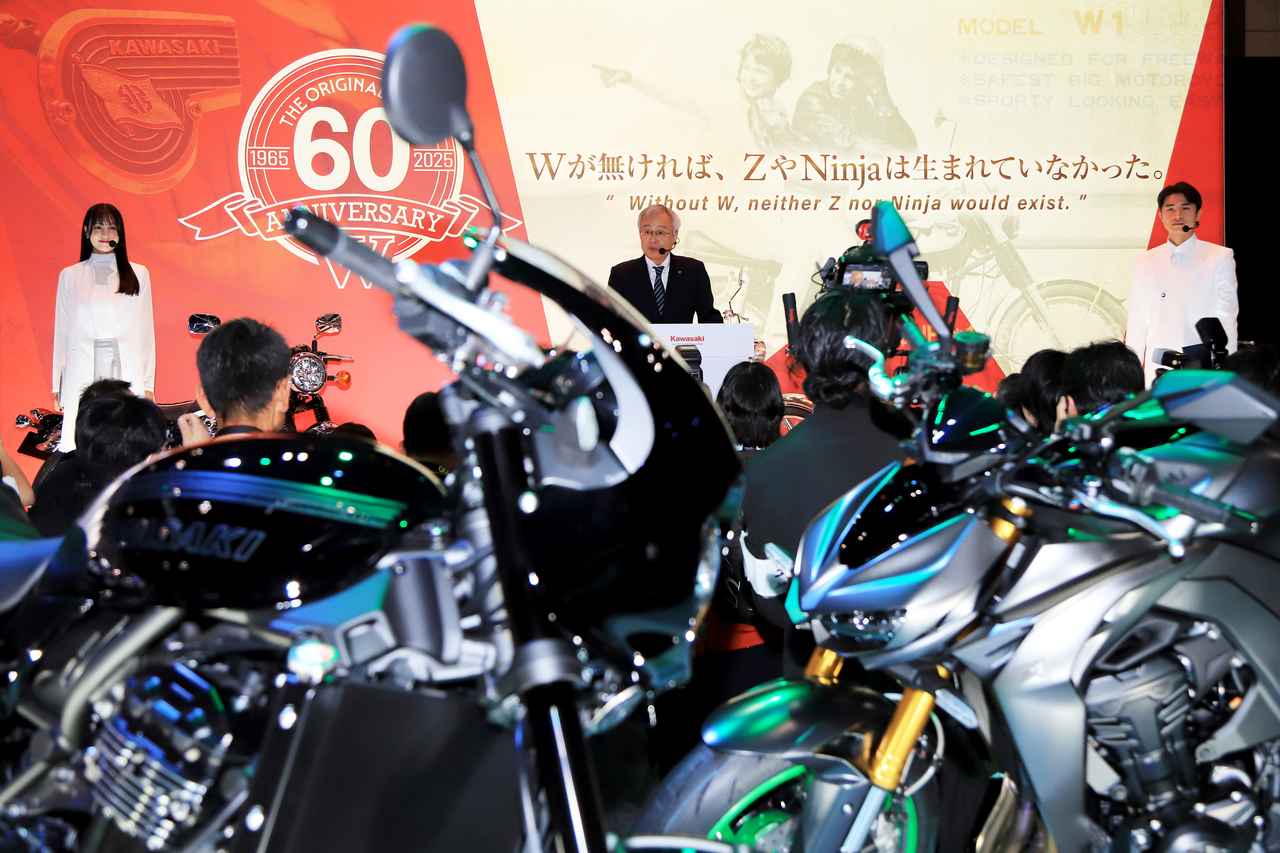 画像: ▲10月29日に実施されたプレスカンファレンス。カワサキモータースの伊藤浩社長が登壇し、ブーステーマ「伝統と革新」についての説明が行なわれました。