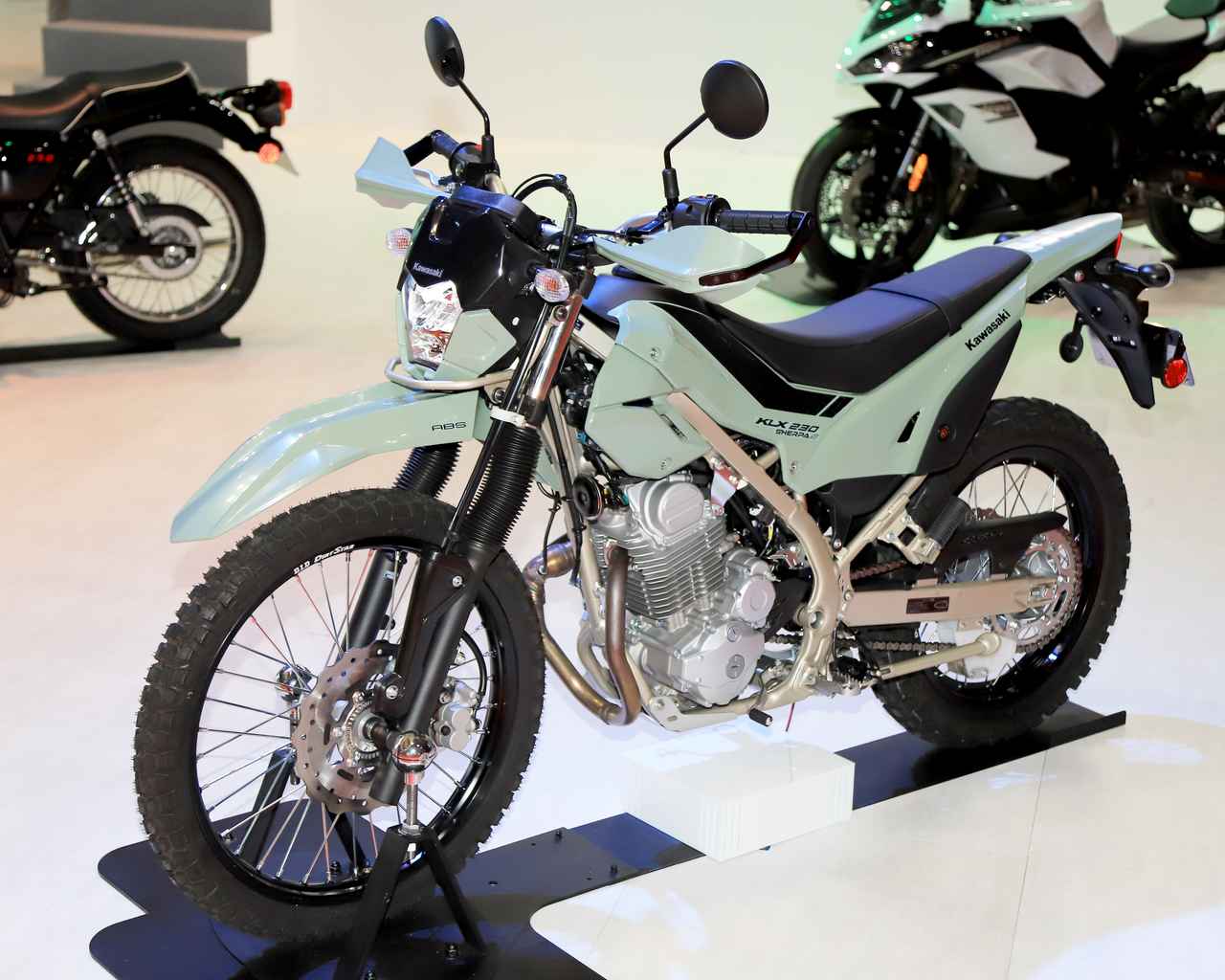 画像: KLX230 SHERPA S 国内販売モデル メーカー希望小売価格:660,000円(本体価格600,000円、消費税60,000円) 新型KLX230シリーズでもっともシート高の低いモデルです。サスペンションを専用調整し、オンロードもオフロードもどちらも楽しめるニューモデルとして、2025年9月15日に販売開始されました。初めてのデュアルパーパスとしてもおすすめ! ▶▶▶KLX230 SHERPA Sの詳細はこちら