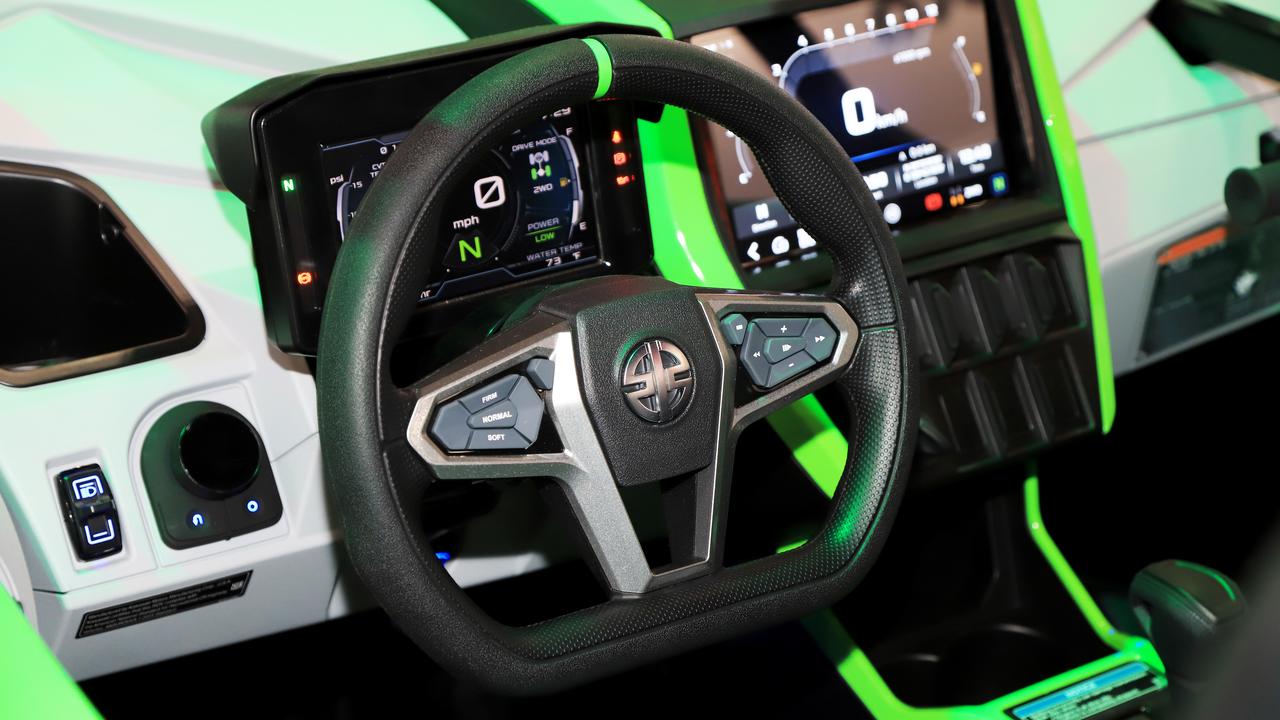 画像5: 新型「Z900RS」シリーズを世界初公開! Japan Mobility Show 2025のカワサキブースは見どころ満載|若月佑美さんはいち早く初公開モデルにタッチ