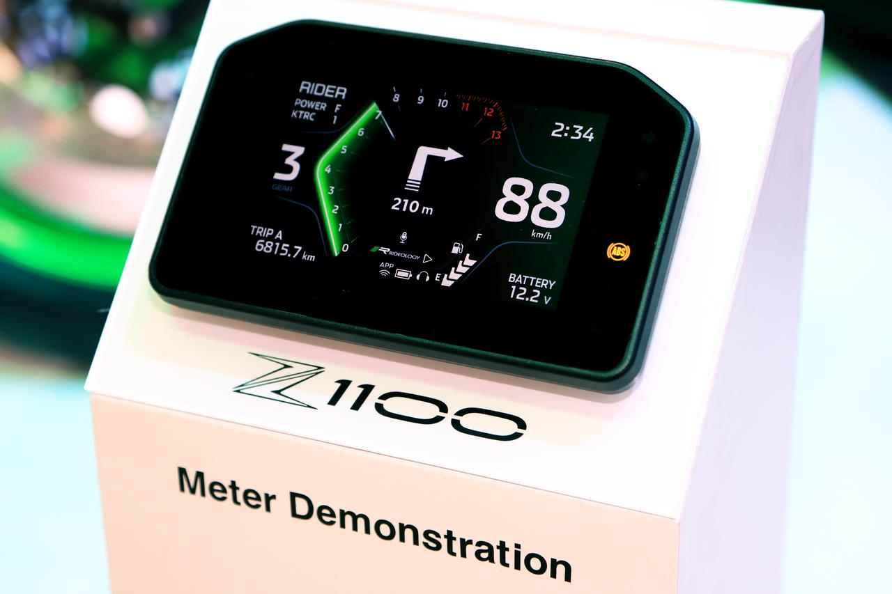 画像: ▲2026年2月発売予定のニューモデル「Z1100」シリーズのメーター。ターン・バイ・ターンのナビ表示が可能。もちろん音声コマンドも使用できます。