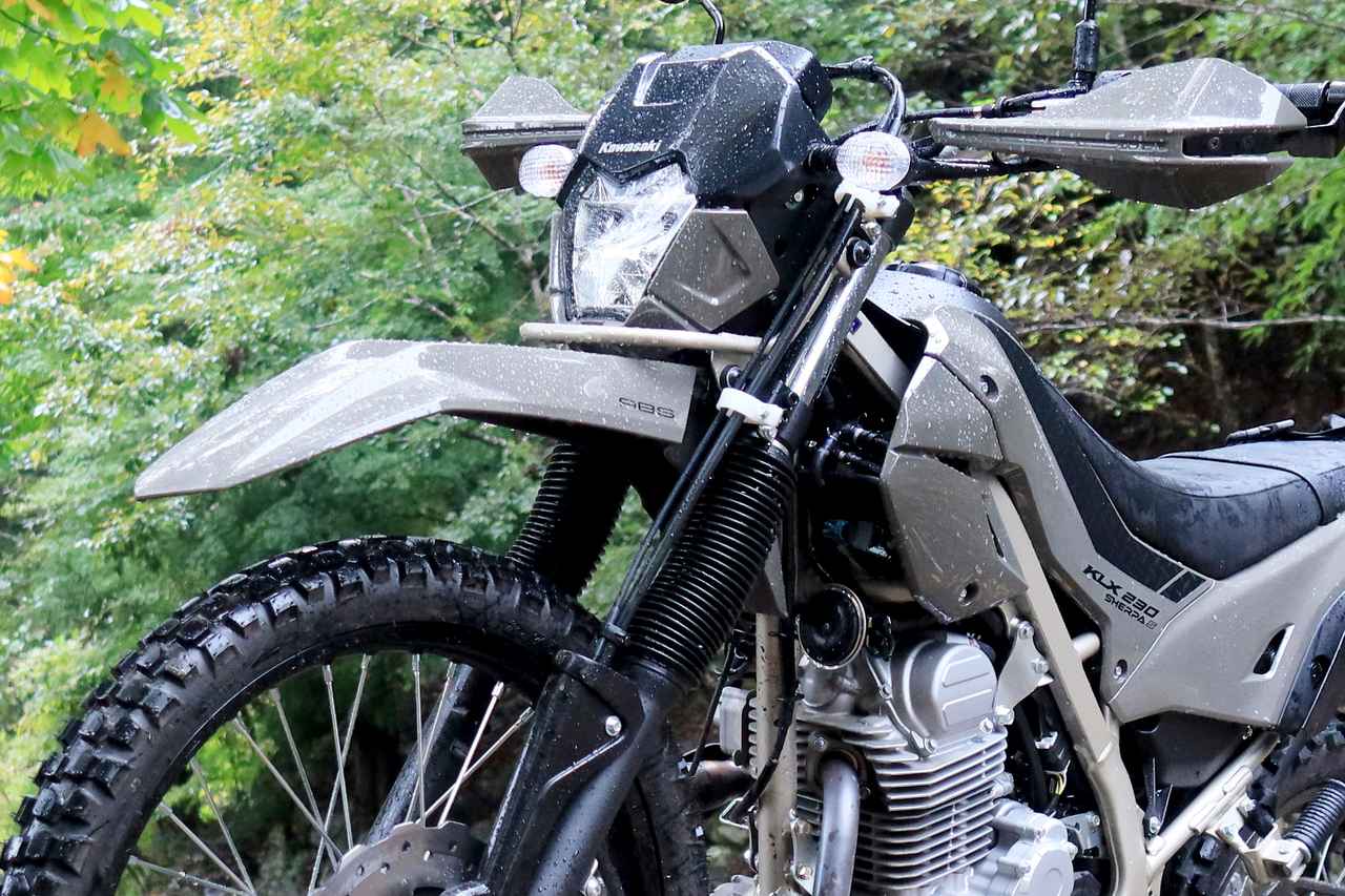 画像1: ▲KLX230 SHERPA Sは、シンプルな液晶メーターを採用したKLX230 SHERPA S。このモデルも「音声コマンド」機能は使用できます。雨の日はとくにありがたみを感じるでしょう。