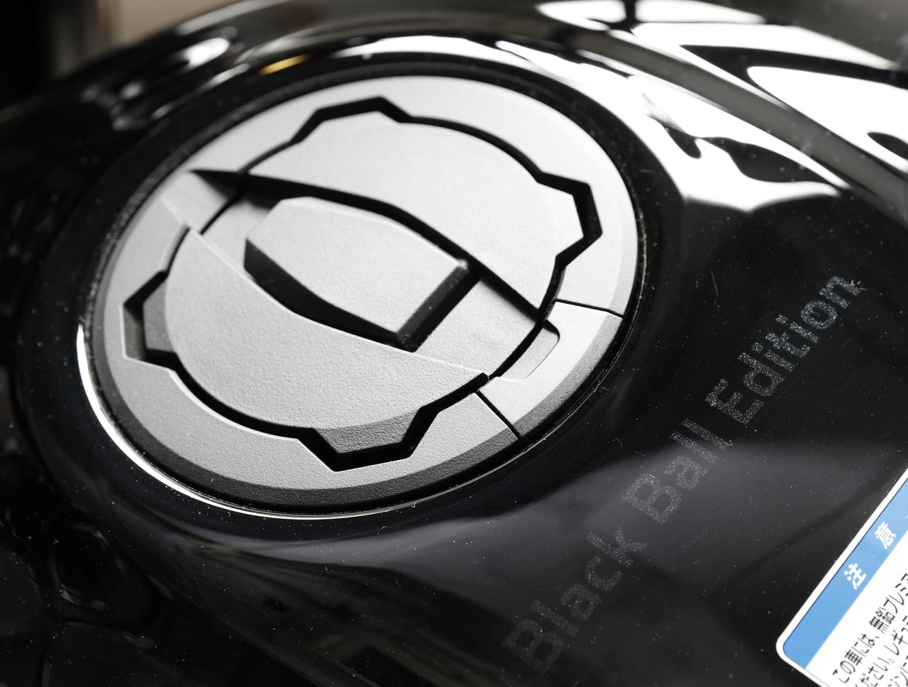 画像: ▲燃料タンクキャップは艶消しブラック仕上げ。その下にさりげなく「Black Ball Edition」とグラフィックがあしらわれているにもご注目。