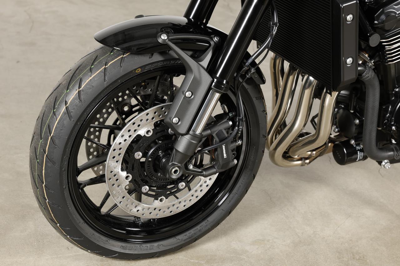 画像: ▲ホイール、フロントフォークのアウターチューブ、フェンダーもブラック。シルバーのブレーキディスクやインナーチューブとのコントラストが際立っています。