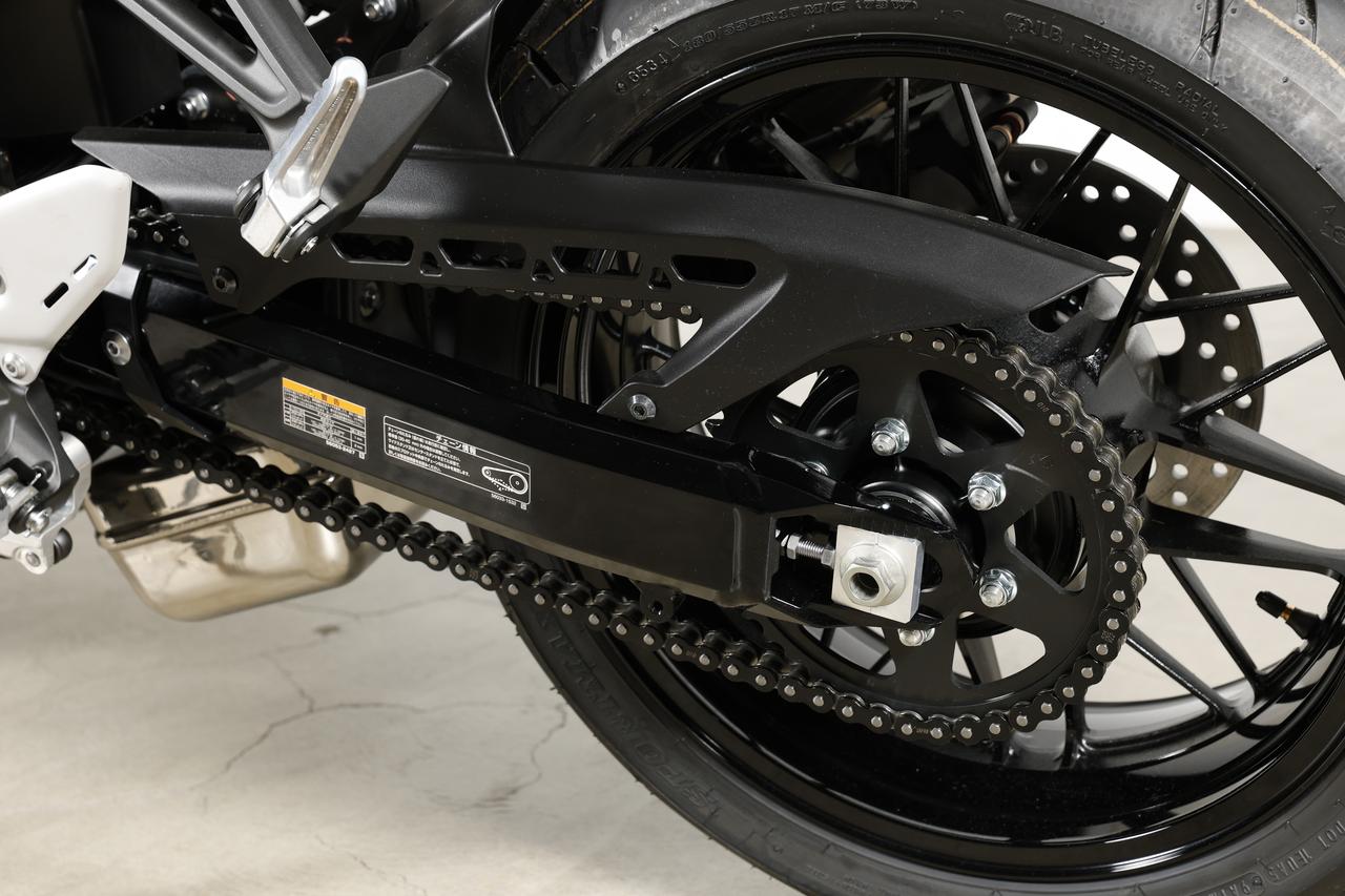 画像: ▲ブラックのドライブチェーンは硬派なカスタム車のよう。ホイールが黒であることも相まって、足まわりはとくに引き締まって見えます。