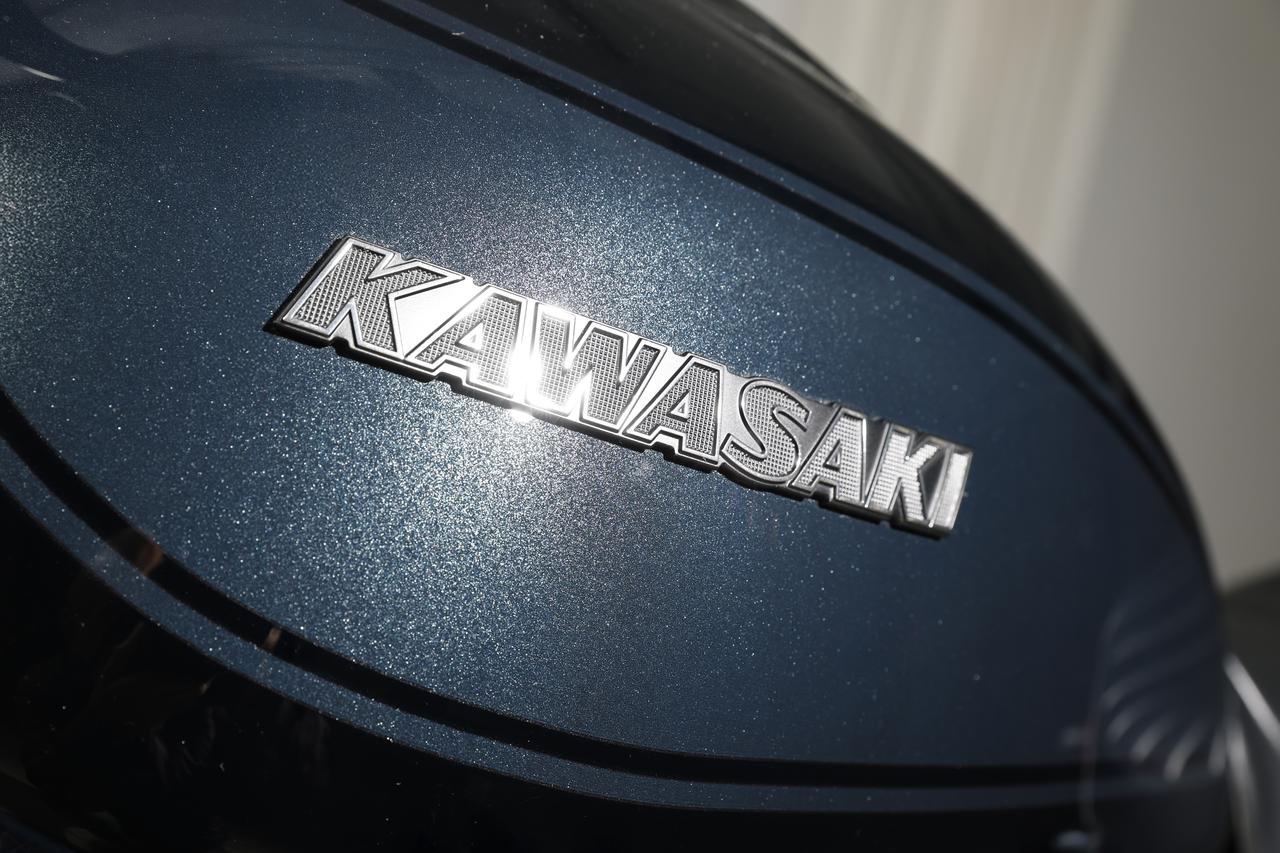 画像: ▲見る角度や光加減により、このくらい色合いの差が分かります。KAWASAKIエンブレムは、2025年モデルで採用されたヘリテージロゴをアレンジした仕様。