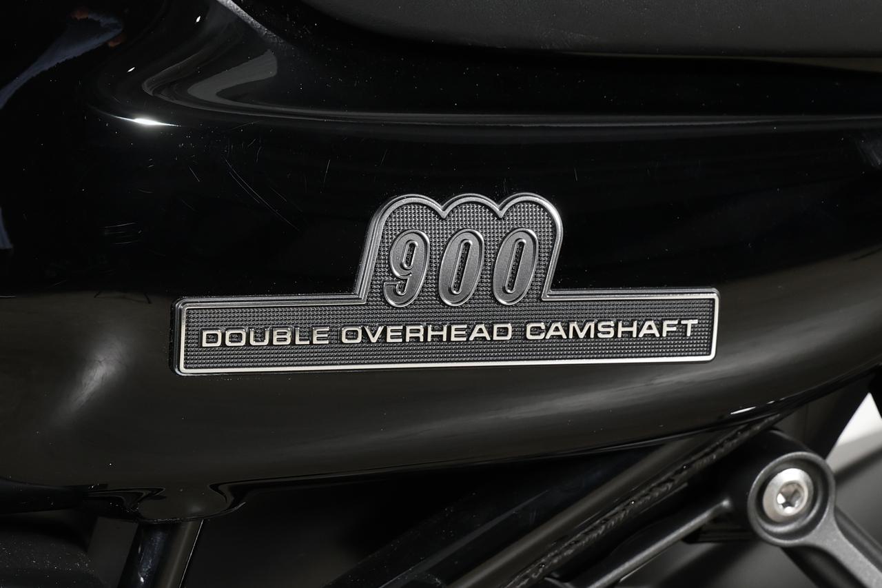 画像: ▲2024年モデルで登場した「Z900RS Yellow Ball Edition」や2022年に発売された「Z900RS 50th Anniversary」もこのイメージのエンブレムを配していましたが、“900”の文字まで黒抜きされたのは初めてのこと。