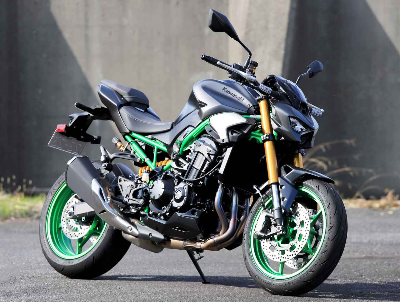 画像: Kawasaki Z900 SE 2026年モデル 総排気量：948cc エンジン形式：水冷4ストロークDOHC4バルブ並列4気筒 シート高：810mm 車両重量：215kg 発売日：2025年7月15日 税込価格：166万1000円 ▶▶▶車両情報の詳細はこちら
