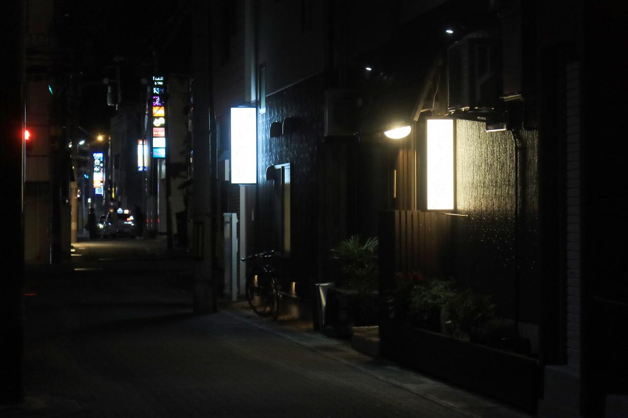 画像3: ▲夜、食堂を探して石巻の街中を散策した。平日の22時を過ぎていたことで、チェーンの居酒屋かよそ者が一軒目に入るにはかなり勇気のいる酒場しか開いていない。