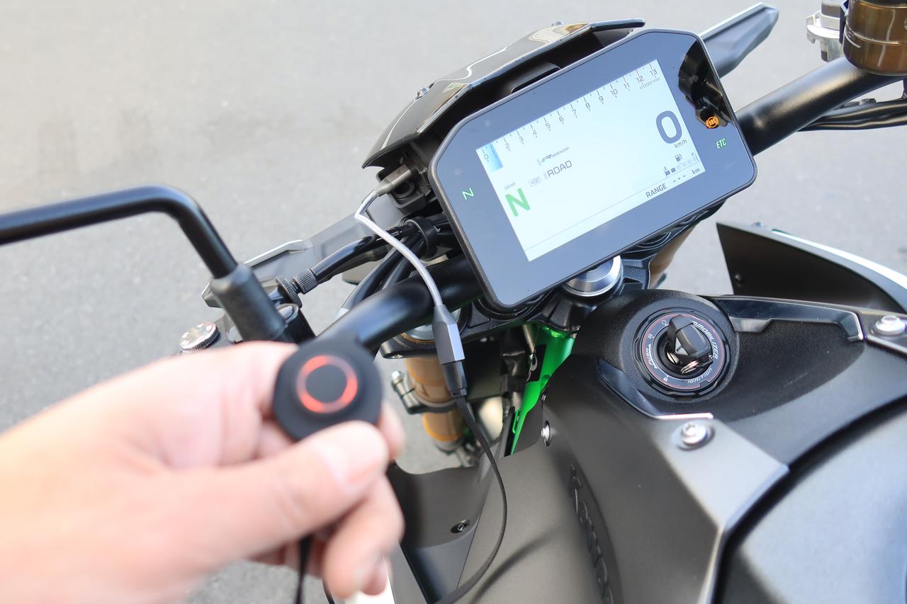 画像: ▲電源ソケットはフロントカウル内にさりげなく備わっている。