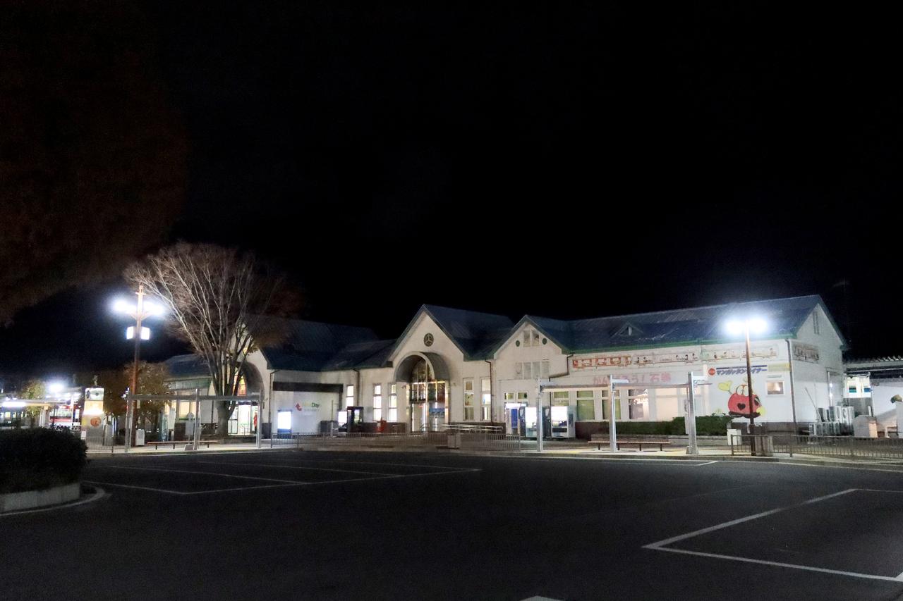 画像2: ▲夜、食堂を探して石巻の街中を散策した。平日の22時を過ぎていたことで、チェーンの居酒屋かよそ者が一軒目に入るにはかなり勇気のいる酒場しか開いていない。