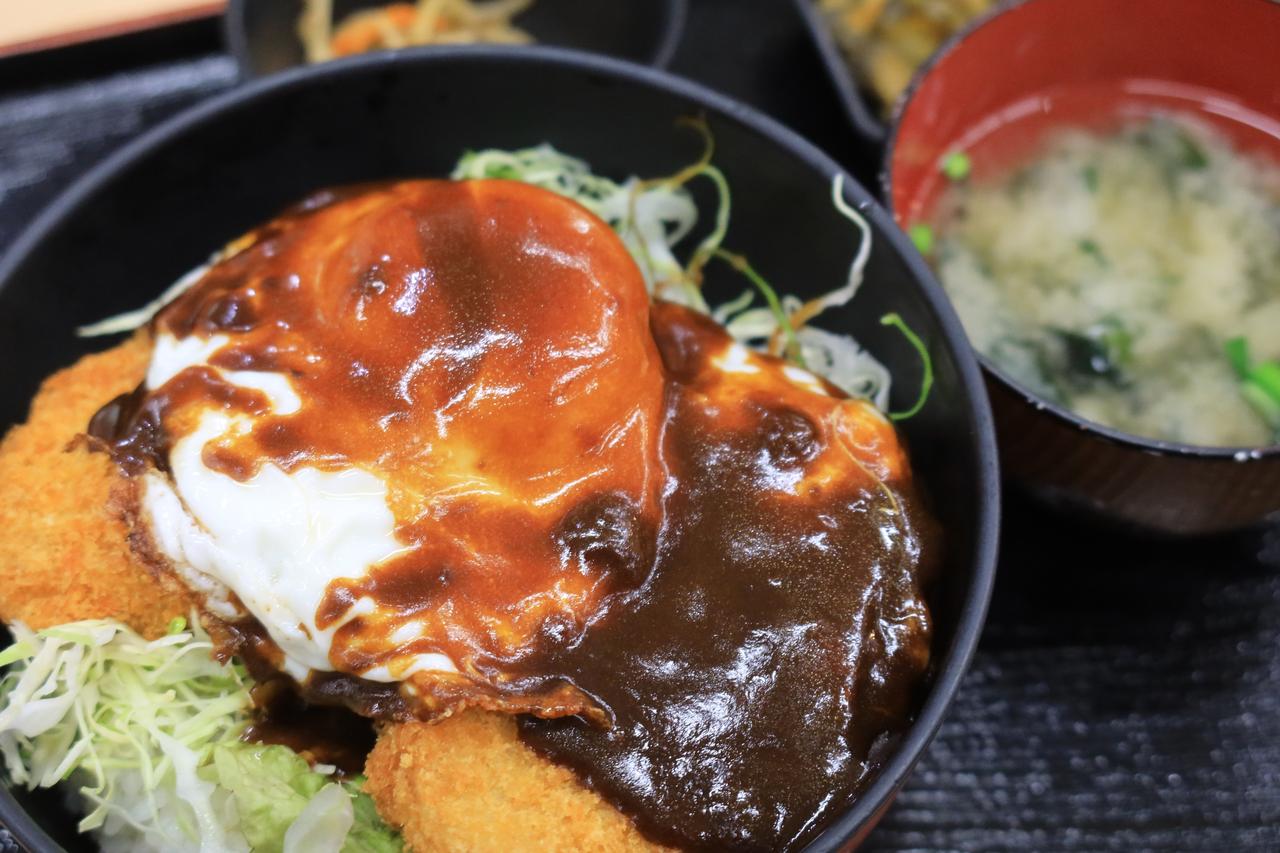 画像1: ▲福島県いわき市の四倉PAで食べたサービス定食（780円）。冷えた身体をメンチ、コロッケ、目玉焼き、そしてお味噌汁が温めてくれた。