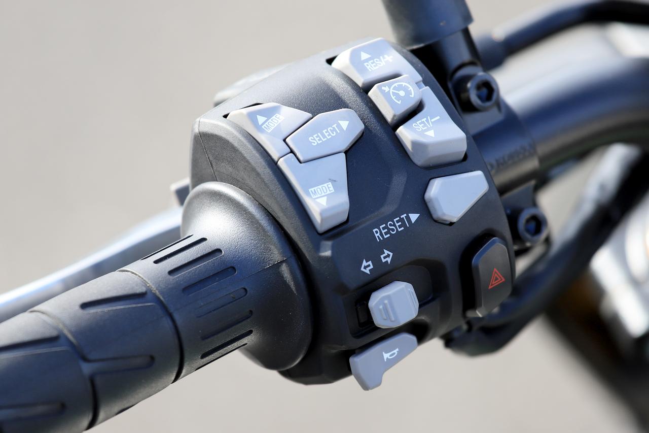 画像: ▲エレクトロニッククルーズコントロールは、左ハンドルのスイッチで操作します。