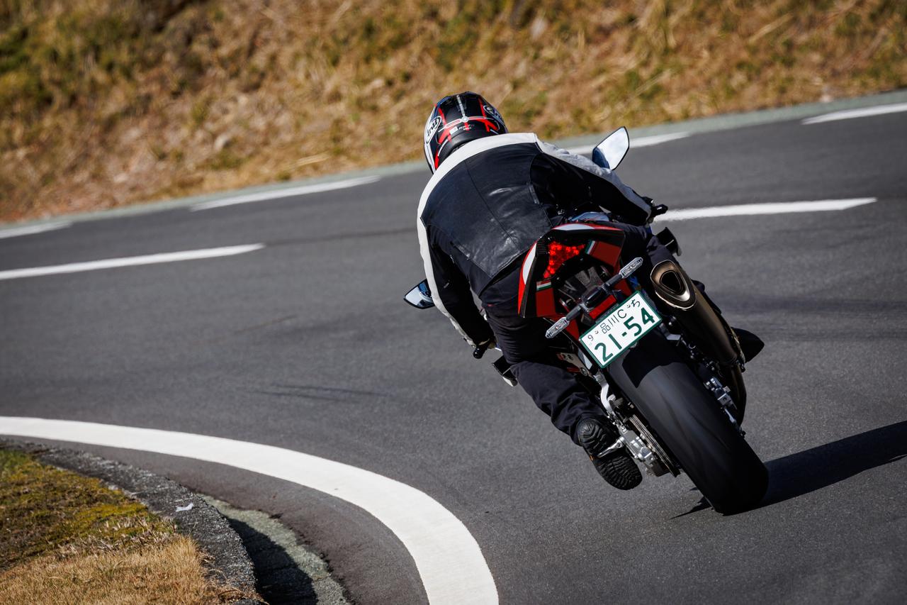 画像3: ZX-10RRの安心感に軽快感をプラスしたハンドリング