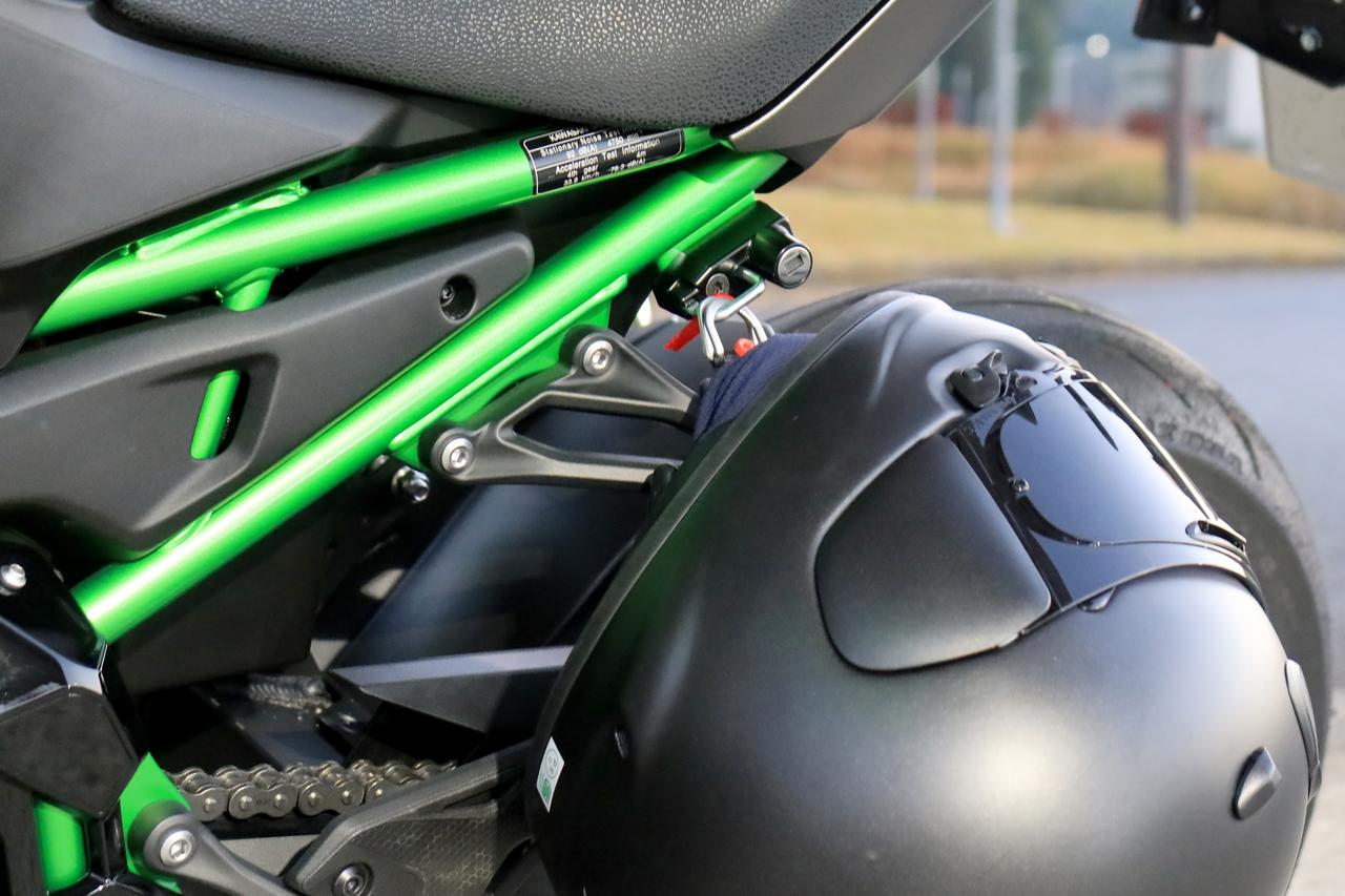 画像: ▲ヘルメットホルダーはイグニッションキーで施解錠できる使いやすいタイプ。