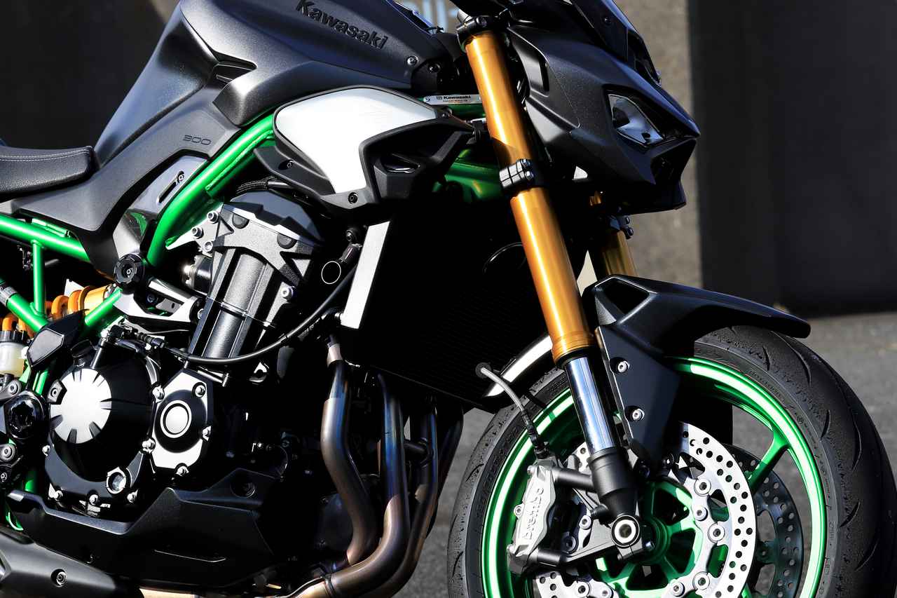 画像: ▲頼もしい太さの倒立フォーク。リアショックのカラーと合わせてZ900 SEはゴールドカラーのアウターチューブを採用しています。