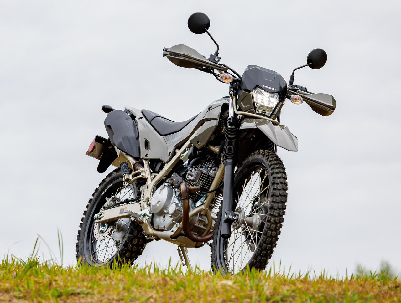 画像: Kawasaki KLX230 SHERPA S 2026年モデル 総排気量：232cc エンジン形式：空冷4ストロークSOHC2バルブ単気筒 シート高：825mm 車両重量：136kg 発売日：2025年9月15日 税込価格：66万円 ▶▶▶車両情報の詳細はこちら