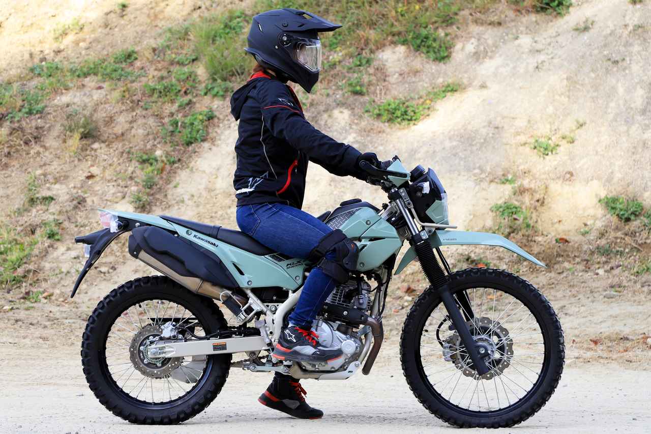 画像1: ▲身長165cmの私が乗るとこのようなライディングポジションになります。両足を下ろしてもつま先が着きますし、純正装備でナックルガードが付いているのも安心できるポイントです。