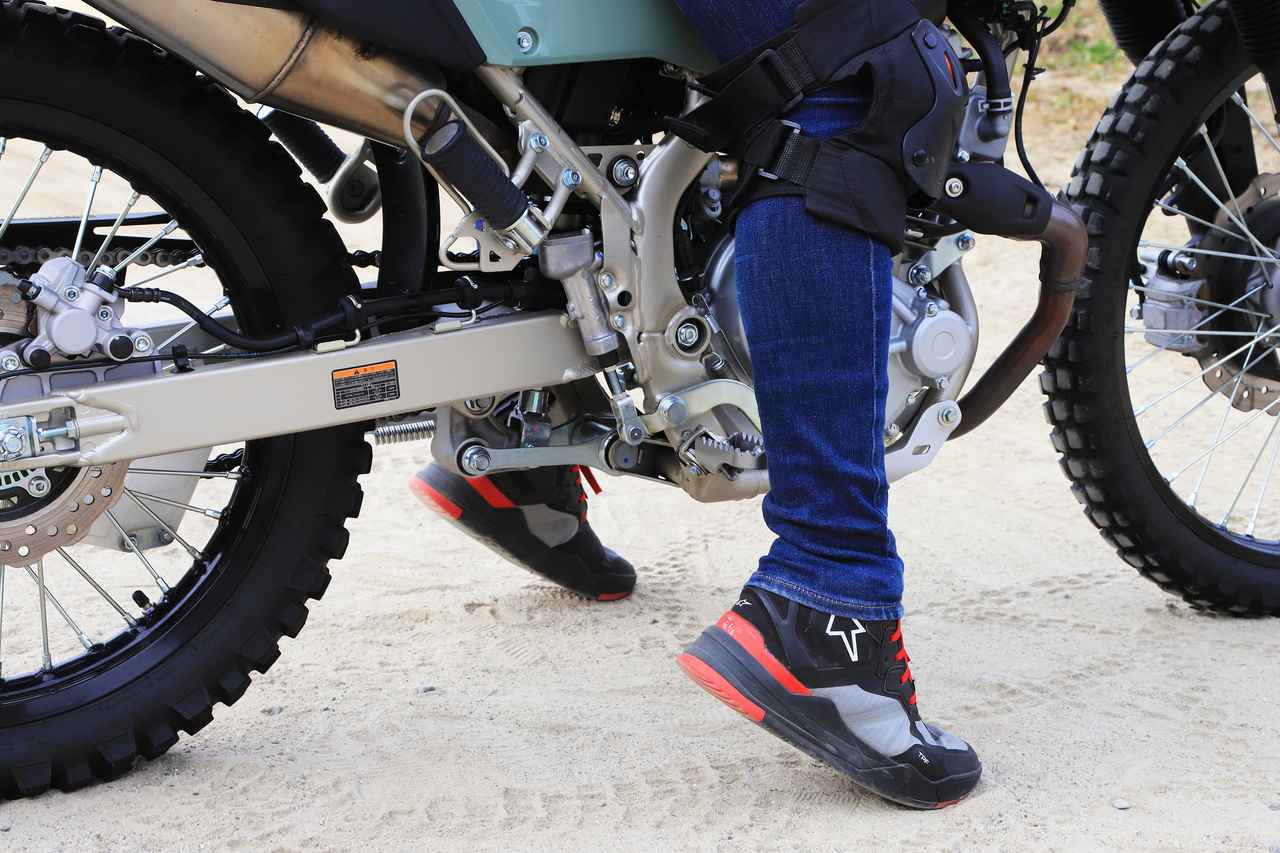 画像2: ▲身長165cmの私が乗るとこのようなライディングポジションになります。両足を下ろしてもつま先が着きますし、純正装備でナックルガードが付いているのも安心できるポイントです。