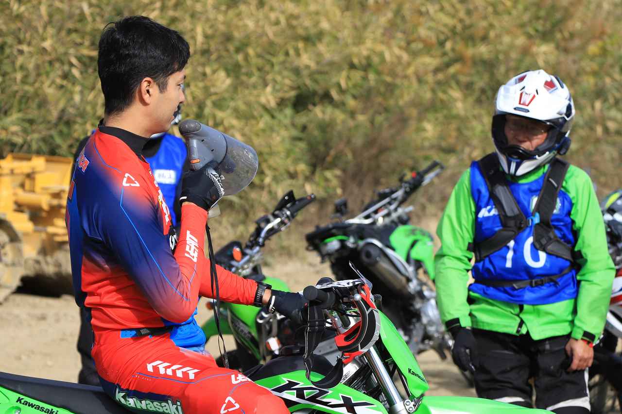 画像1: ▲数周ずつ周回したら、一度集まって能塚選手から乗り方のポイントをレクチャー。とはいえ、「無理せず自由に走ってくださいね」としっかりフォローをしてくださったのが印象的でした。