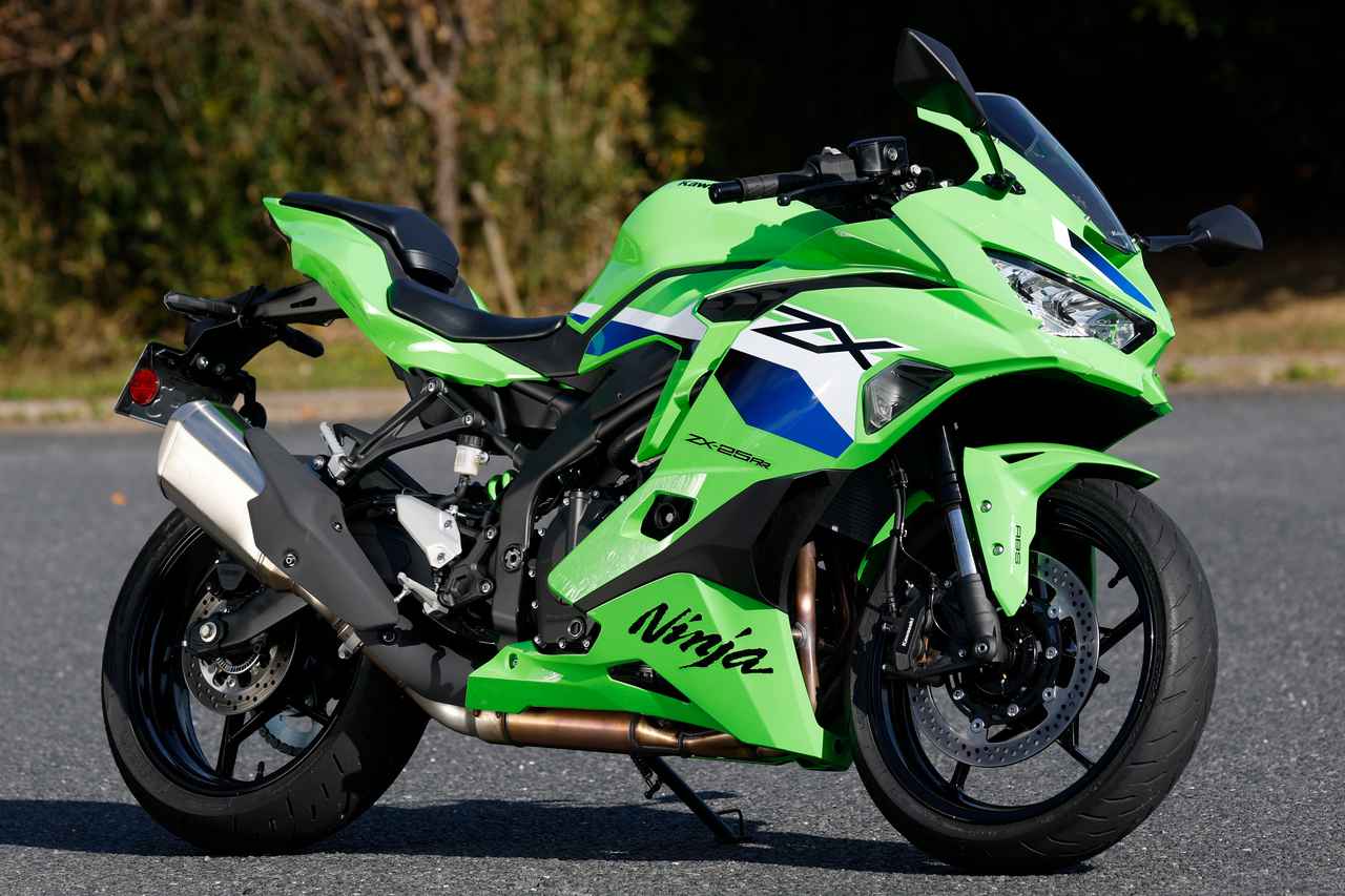 画像: Kawasaki Ninja ZX-25RR 2026年モデル 総排気量:249cc エンジン形式:水冷4ストロークDOHC4バルブ並列4気筒 シート高:785mm 車両重量:184kg 発売日:2025年10月1日 税込価格:105万2700円 ▶▶▶スペックの詳細はこちら