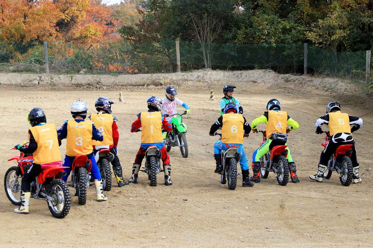 画像: ▲こちらが2024年度も用意されていた「体験クラス」。モトクロスモデルと装備一式をすべてレンタルすることができるので、オフロードモデルを所有していない方でも参加が可能です。