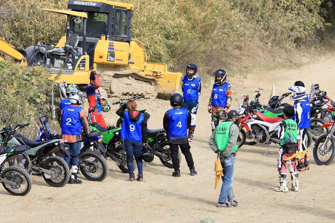 画像: ▲コースをたっぷり走ったあとは、いったん休憩。20分間しっかり休む時間が設けられ、一旦ヘルメットを脱いで水分補給をしたり、汗を拭いたりと、各々自由に過ごしていました。